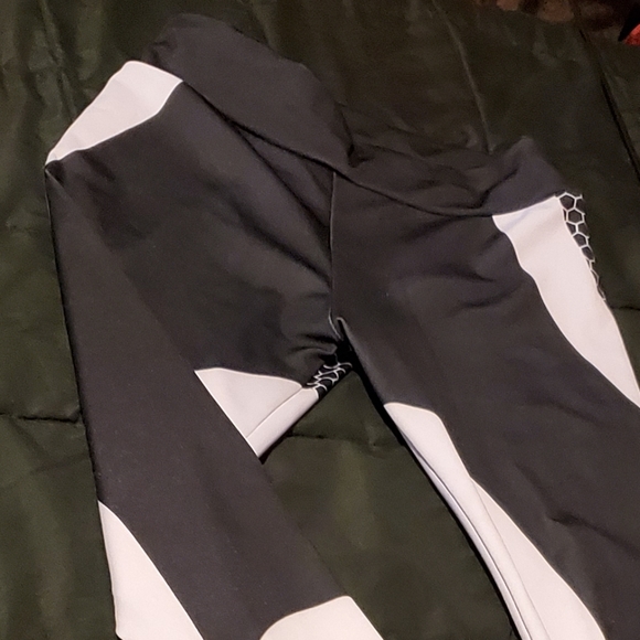 Black & White Geometric Leggings, M - Picture 4 of 6